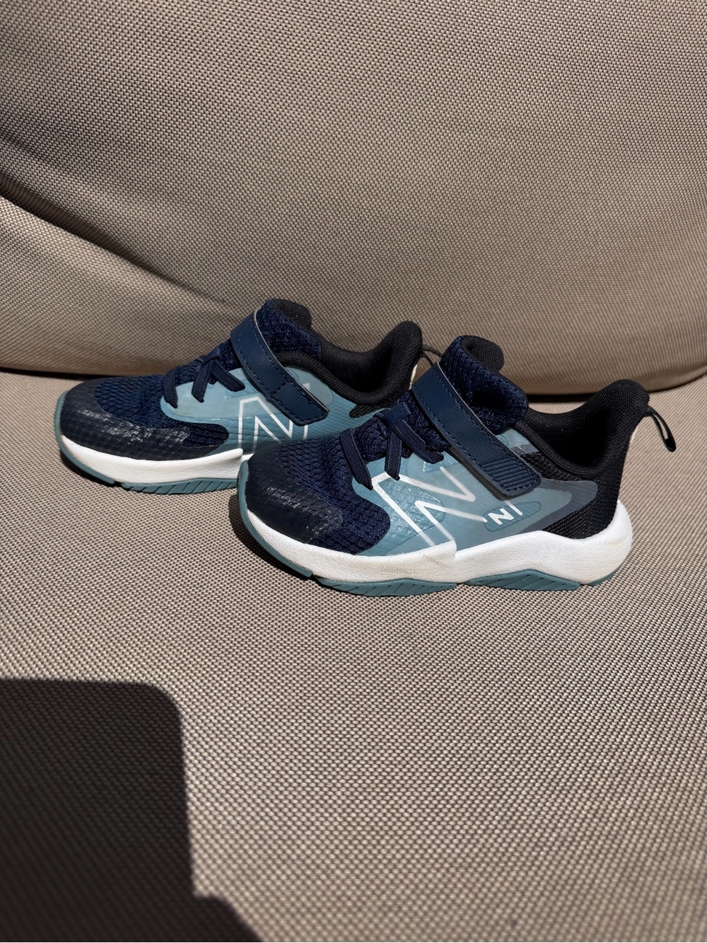 New Balance Kids Navy & Teal Hook-and-Loop Sneakers